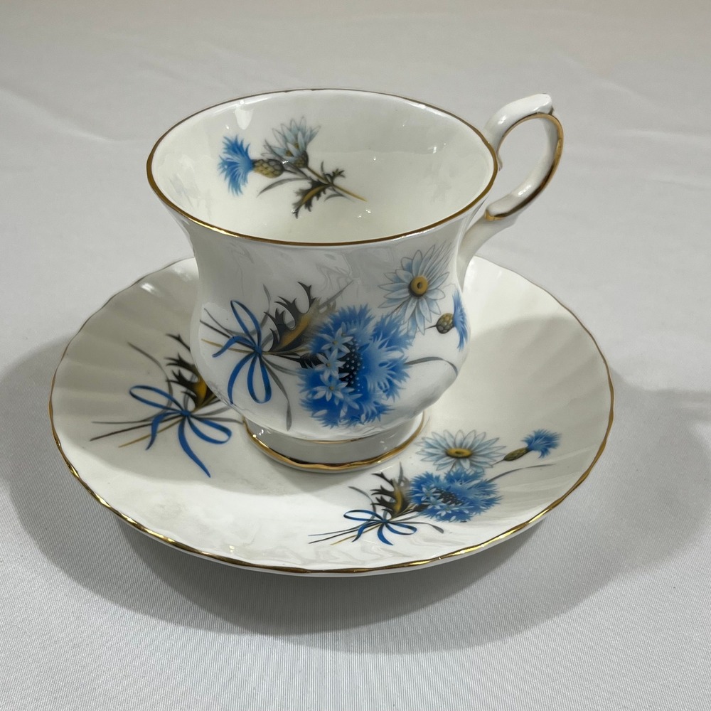 Elizabethan Teacup Saucer Set White Blue Floral Gold Gilt England